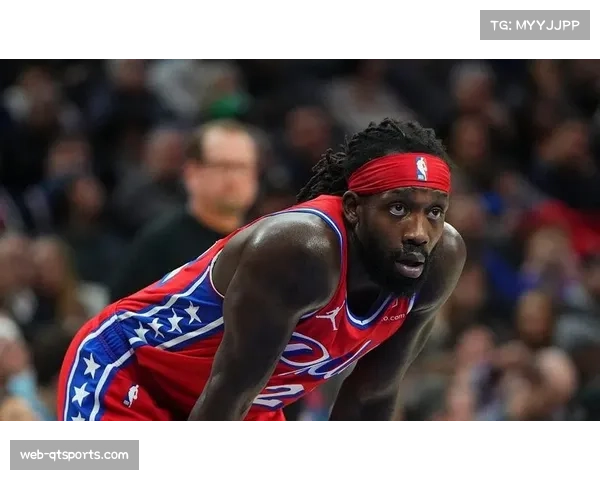 NBA赛场趣味瞬间：贝弗利举摄像机质疑判罚成经典名场面